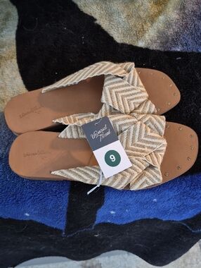 Universal Thread Tan Chevron Knot Slide Sandals